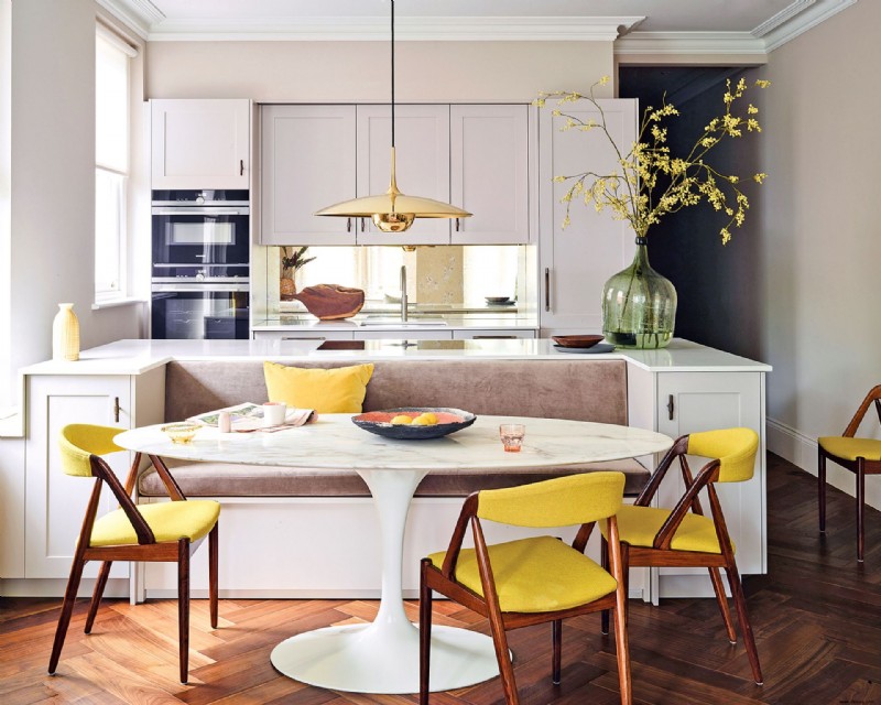 10 kreative Wege, wie Innenarchitekten Farbe in neutrale Küchen bringen 