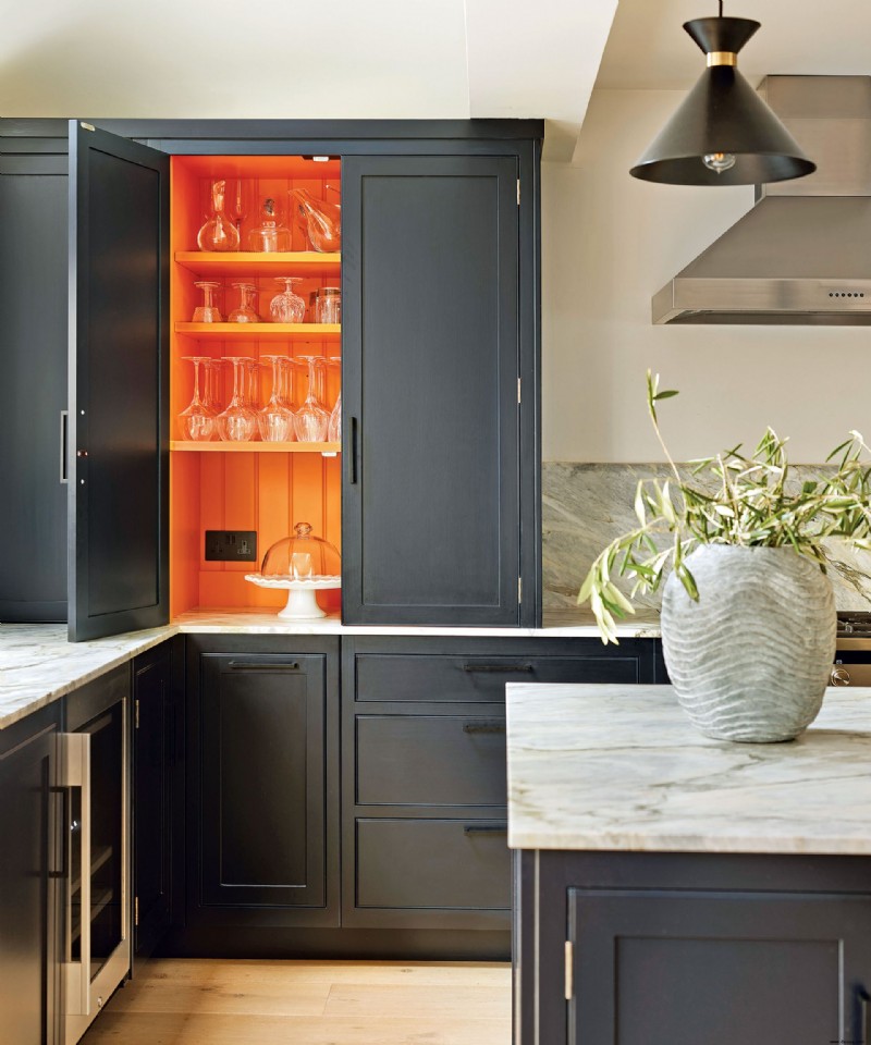 10 kreative Wege, wie Innenarchitekten Farbe in neutrale Küchen bringen 