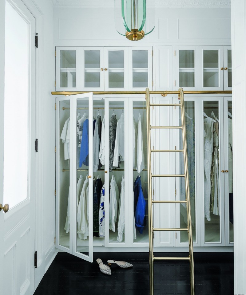 So reinigen Sie einen Kleiderschrank – ein Expertenratgeber für Ihre saisonale Kleiderorganisation 