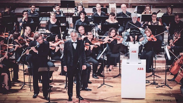 Der weltweit erste Dirigentenroboter hat die Bühne betreten