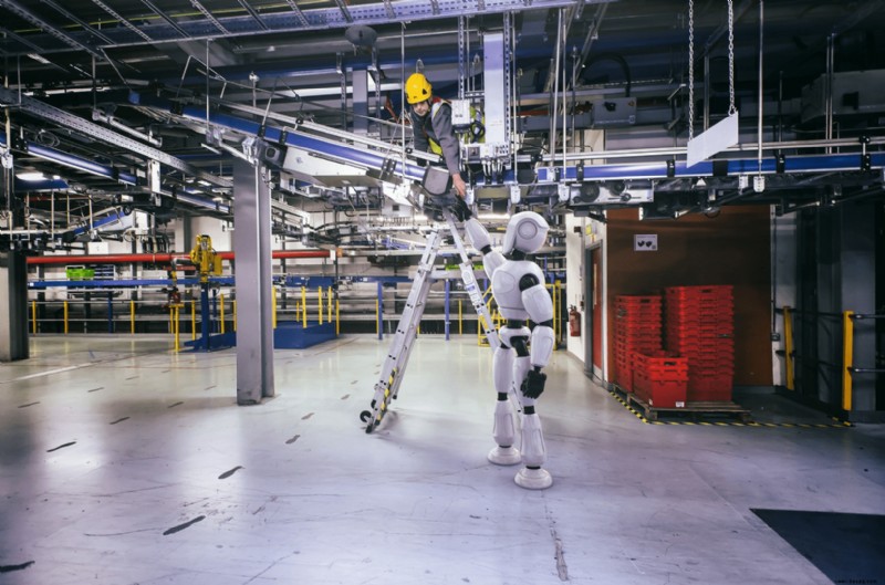 Robo-Sidekick:Die superintelligente Maschine von Ocado hilft Ingenieuren, Maschinen zu reparieren, indem sie chatten und ihnen Werkzeuge geben 
