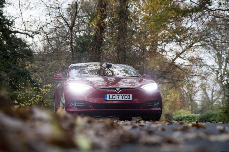 Tesla startet britischen Reparaturservice, der einen Mechaniker in einem Model S zu Ihnen nach Hause schickt 