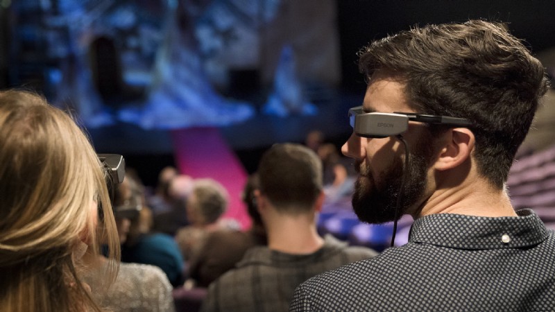Diese AR-Brille soll das Theater verändern