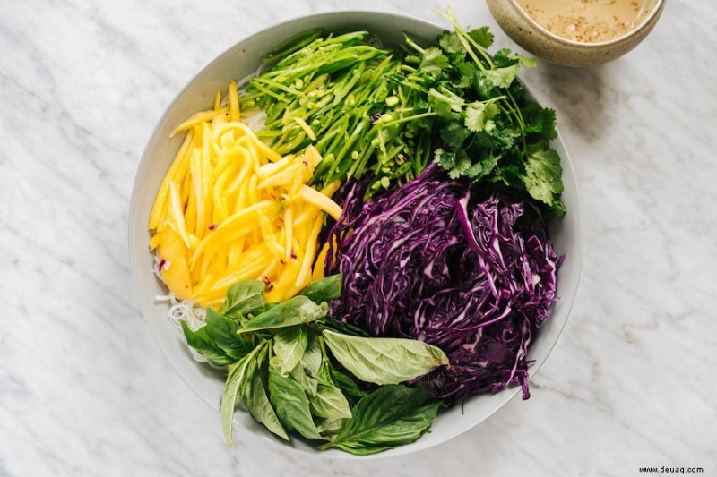 Hetty McKinnons Salat mit Mango und Kohlreisnudeln