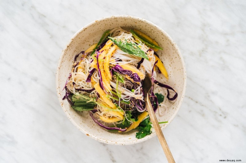 Hetty McKinnons Salat mit Mango und Kohlreisnudeln